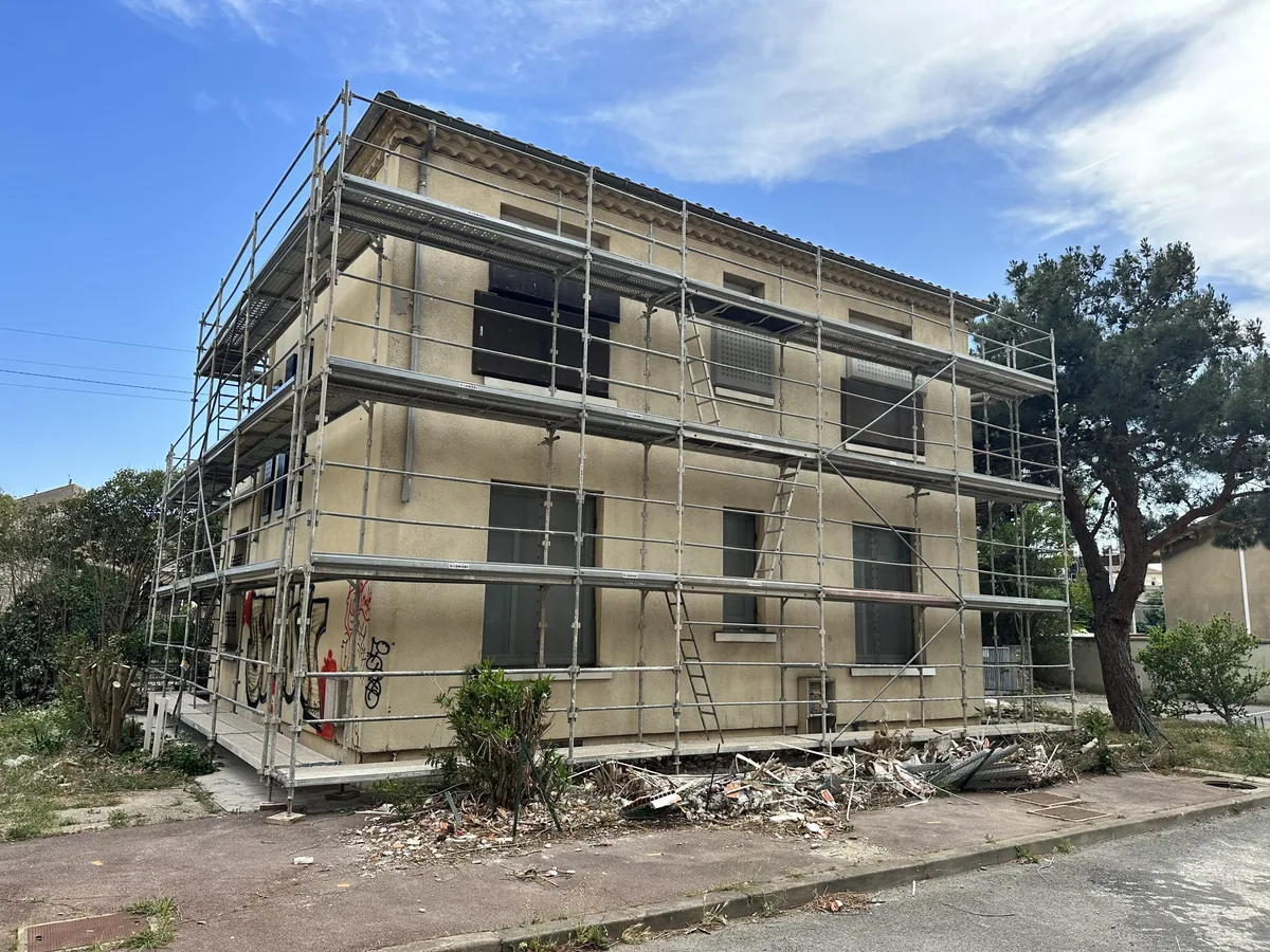 Chantier de désamiantage IRIS Environnement à la Gendarmerie de Narbonne